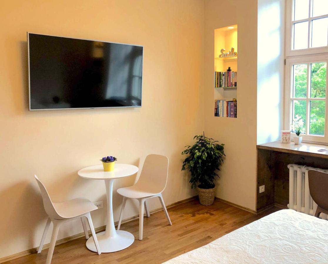 Centrally Located Apartment Overlooking Vermanes Park Riga Exterior foto